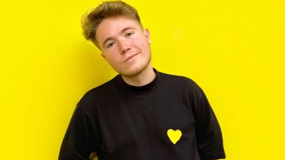 Alfa con sfondo giallo