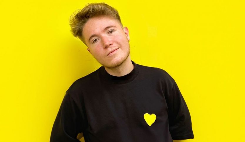 Alfa con sfondo giallo