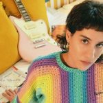 Anna and Vulkan su letto con oggetti dietro