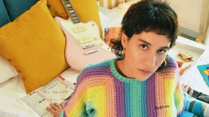 Anna and Vulkan su letto con oggetti dietro