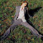 Emma Nolde seduta sopra un parto verde