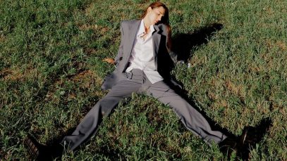 Emma Nolde seduta sopra un parto verde