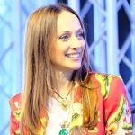 Emanuela Pacotto con struttura palco sullo sfondo