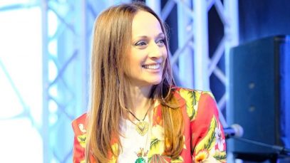 Emanuela Pacotto con struttura palco sullo sfondo