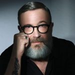 Marco Masini con sfondo grigio