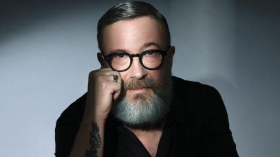 Marco Masini con sfondo grigio