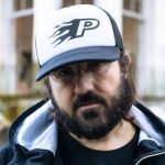 Piotta con dietro struttura bianca e alberi