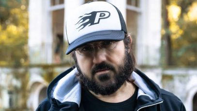 Piotta con dietro struttura bianca e alberi