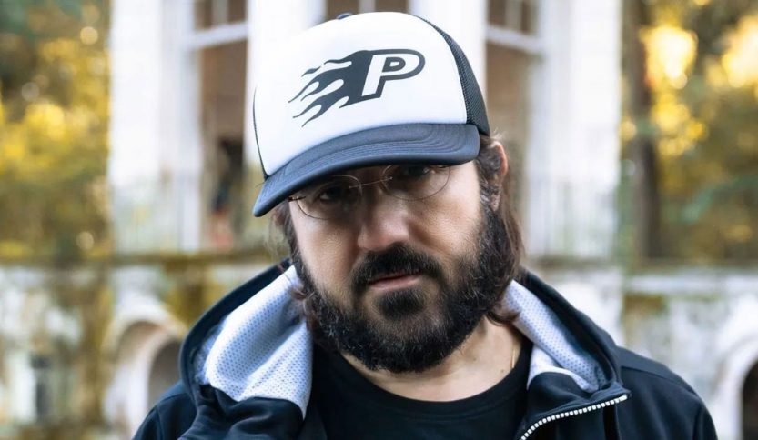 Piotta con dietro struttura bianca e alberi