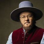 Zucchero con cappello viola e sfondo scuro