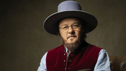 Zucchero con cappello viola e sfondo scuro