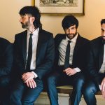 Fast Animals and Slow Kids su sfondo panna con quadro