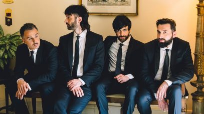 Fast Animals and Slow Kids su sfondo panna con quadro