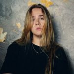 Aaron su sfondo grigio