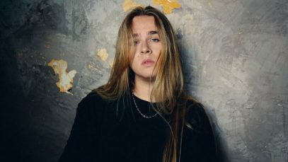 Aaron su sfondo grigio