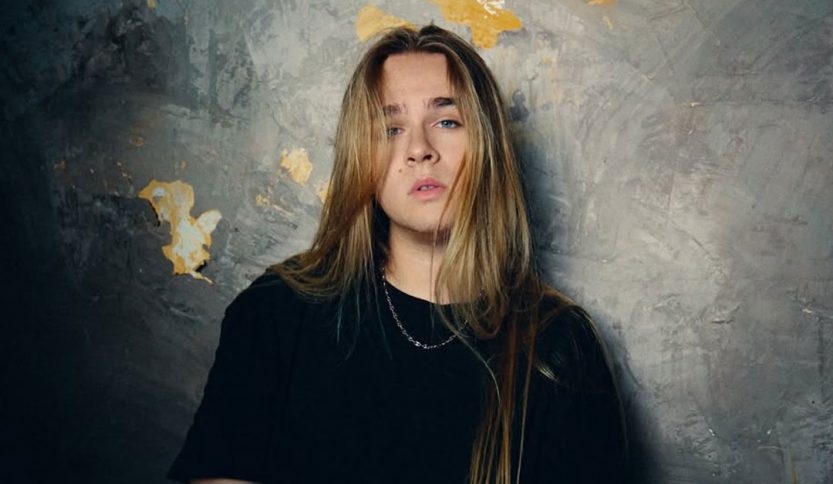 Aaron su sfondo grigio