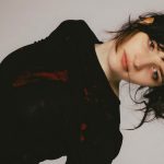 angelica bove su sfondo grigio