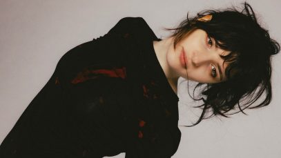 angelica bove su sfondo grigio