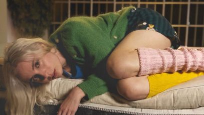 Cara con finestra sullo sfondo