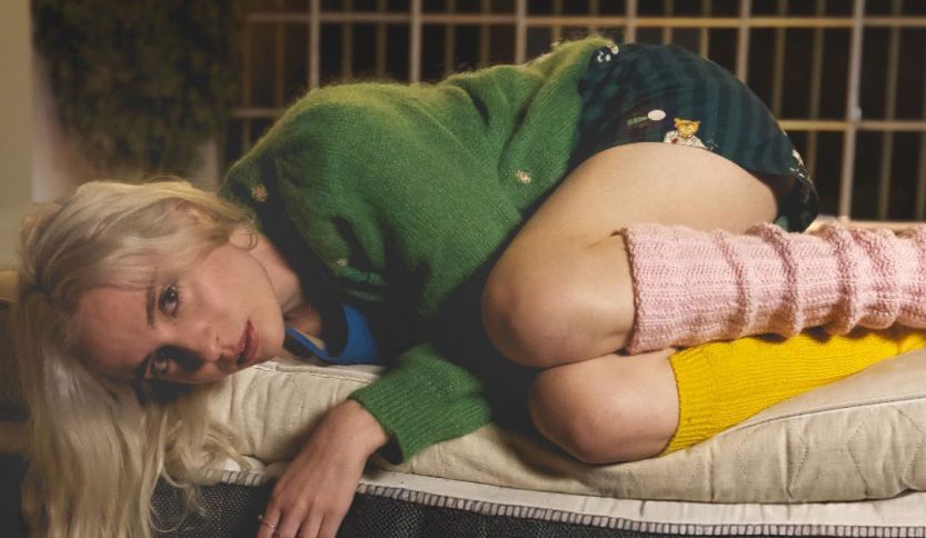 Cara con finestra sullo sfondo