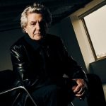 Fausto Leali con sfondo scuro