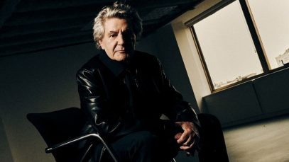 Fausto Leali con sfondo scuro