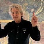 Fausto Leali davanti a un quadro