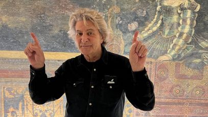 Fausto Leali davanti a un quadro