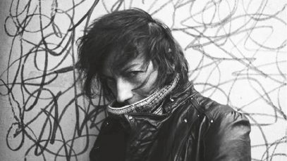 Gianna Nannini sfondo scarabocchi