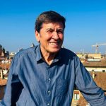 Gianni Morandi con i tetti di Bologna