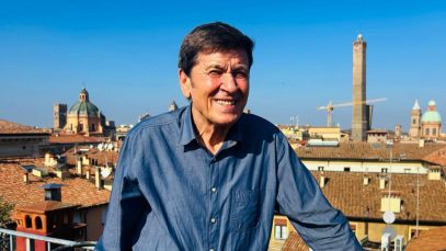 Gianni Morandi con i tetti di Bologna