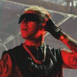 Foto di Lazza con occhiali da sole