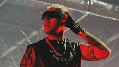 Foto di Lazza con occhiali da sole