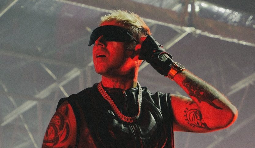 Foto di Lazza con occhiali da sole