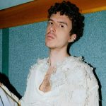 Mameli su sfondo azzurro con barra di legno