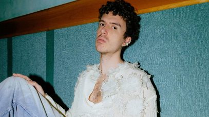 Mameli su sfondo azzurro con barra di legno