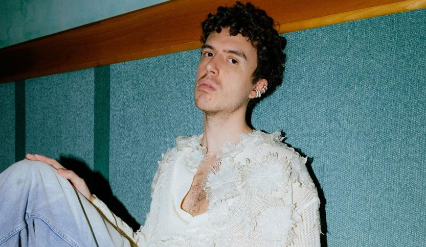 Mameli su sfondo azzurro con barra di legno