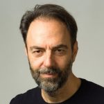 Neri Marcorè su sfondo grigio