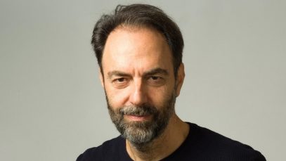 Neri Marcorè su sfondo grigio