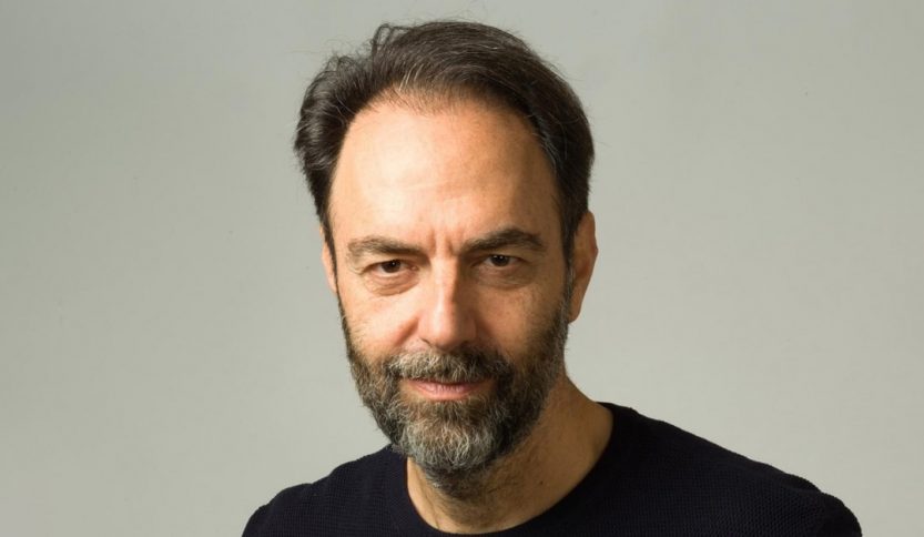 Neri Marcorè su sfondo grigio