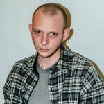 Selmi su sfondo grigio