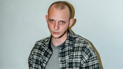 Selmi su sfondo grigio