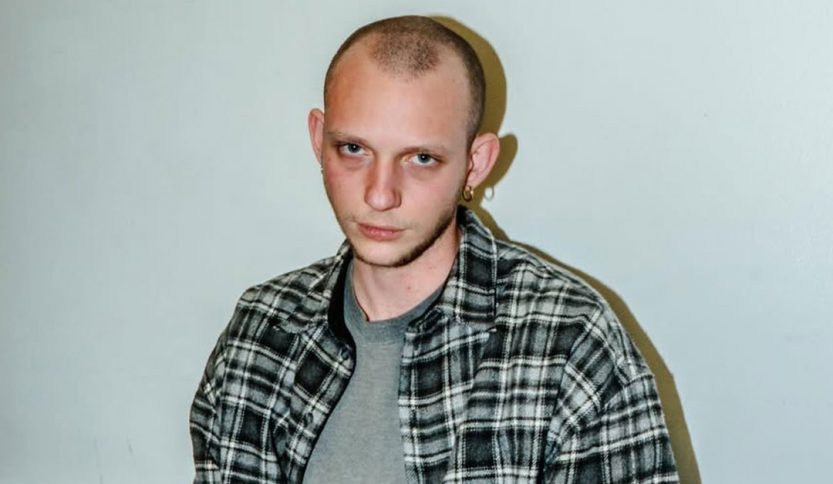 Selmi su sfondo grigio