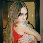 Shari con porta sullo sfondo