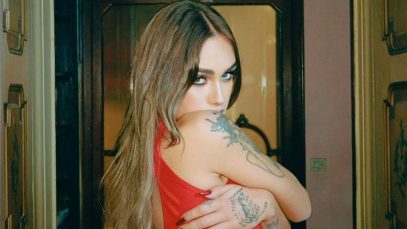 Shari con porta sullo sfondo