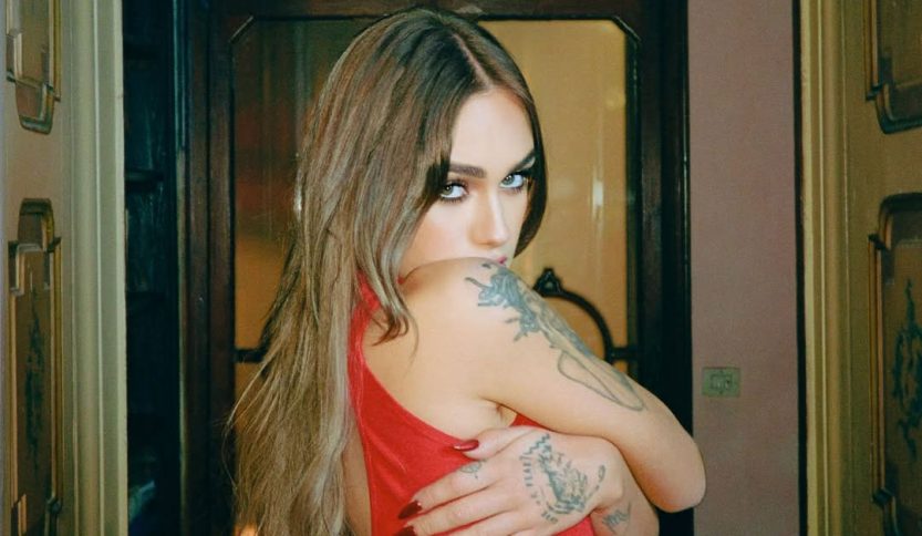 Shari con porta sullo sfondo