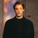 Sigarettewest con sedie e muro sullo sfondo