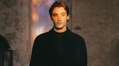 Sigarettewest con sedie e muro sullo sfondo