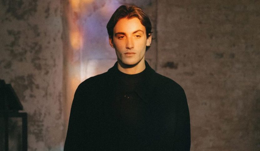 Sigarettewest con sedie e muro sullo sfondo