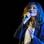 Alice sul palco con un microfono